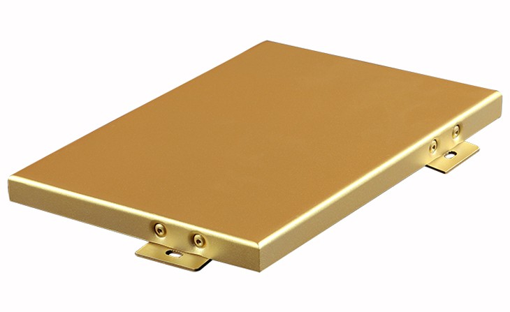 氟碳鋁單板介紹------------------------  氟碳鋁單板作為幕墻的一種形式，多用于作墻體 蔽護(hù)和不采光的墻壁，代替馬賽克和一般噴沙外墻。鋁單板幕墻 作為鋁單板幕墻的一種，以其質(zhì)地輕，強(qiáng)度好的物點(diǎn)在高層建筑的作用上有優(yōu)勢(shì)，由于高層建筑時(shí)刻受到各種荷載的作用，所受風(fēng)壓大，馬賽克容易脫落，硬度不強(qiáng) 的幕墻材料會(huì)因?yàn)榇蟮娘L(fēng)壓而變形。高層建筑作為幕墻使用大戶，鋁單板幕墻基于它獨(dú)特的優(yōu)勢(shì)而得以大量使用    ◆色彩艷麗，久經(jīng)耐用、不褪色，  ◆環(huán)保、防火、防潮，  ◆品種多元化，圖案，色彩可以根據(jù)用戶要求定做，  ◆ 良好的平整性、防潮性和抗油性  ◆ 非常出色的耐腐蝕性，抵抗潮濕環(huán)境、紫外線  ◆ 無懈可擊的防火、防潮功能及耐腐蝕性功能，吸音、隔熱性能好，具有完美的吸音效果  ◆ 鋁網(wǎng)板結(jié)構(gòu)精巧，拼接無縫，可保持二十年不變色；  ◆ 無毒無味，環(huán)保，可回收     01.jpg  氟碳鋁安裝工藝------------------------   1、施工前，對(duì)照鋁板幕墻的骨架設(shè)計(jì)，復(fù)檢主體結(jié)構(gòu)的質(zhì)量。因?yàn)橹黧w結(jié)構(gòu)質(zhì)量的好壞，對(duì)幕墻骨架的排列位置影響較大。特別是 墻面垂直度，平整度的偏差，以及外墻洞口位置，將會(huì)影響整個(gè)幕墻的水平位置。  2、詳細(xì)核查施工圖紙和現(xiàn)場(chǎng)實(shí)測(cè)尺寸，以確保設(shè)計(jì)加工的完善。  3、鋁板幕墻依靠腳手架進(jìn)行施工，根據(jù)幕墻骨架設(shè)計(jì)圖紙規(guī)定的高度和寬度，搭設(shè)施工雙排腳手架。腳手架距墻面不小于50cm，以方便施工。  4、外墻面底層抹灰施工完畢，并檢查驗(yàn)收合格  02.jpg  氟碳鋁單板應(yīng)用案例------------------------    1bdd513271e595e9.jpg